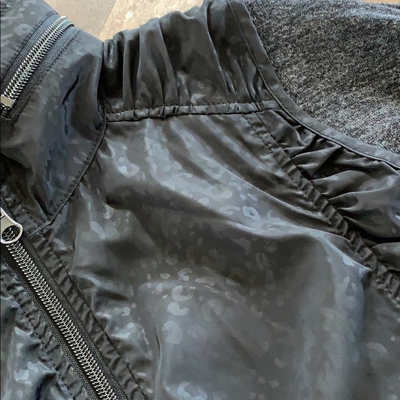 Black packable SAKS Fifth Avenue Ghost Leopard Print Vest - Picture 4 of 8